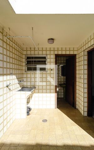 Casa à venda com 320m², 4 quartos e 3 vagas Casa à venda com 320m², 4 quartos e 3 vagasLavanderia 2