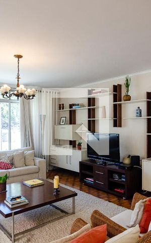 Casa à venda com 320m², 4 quartos e 3 vagas Casa à venda com 320m², 4 quartos e 3 vagasSala