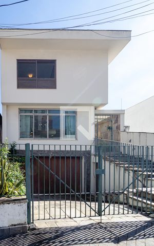 Casa à venda com 320m², 4 quartos e 3 vagas Casa à venda com 320m², 4 quartos e 3 vagasFachada