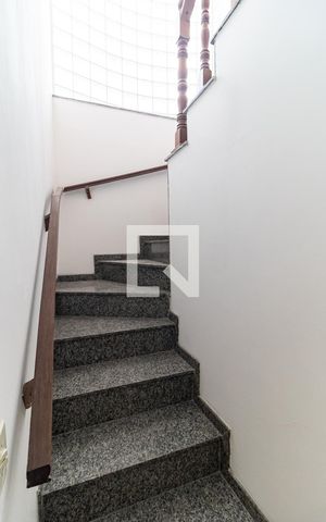 Casa à venda com 200m², 3 quartos e 4 vagas Casa à venda com 200m², 3 quartos e 4 vagasEscada
