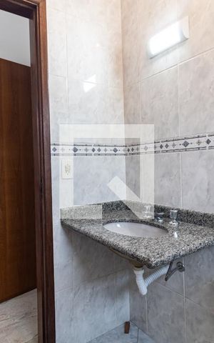 Casa à venda com 200m², 3 quartos e 4 vagas Casa à venda com 200m², 3 quartos e 4 vagasBanheiro da Suíte 2