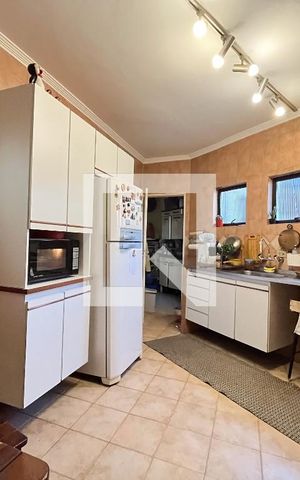 Casa à venda com 250m², 4 quartos e 5 vagas Casa à venda com 250m², 4 quartos e 5 vagasCozinha