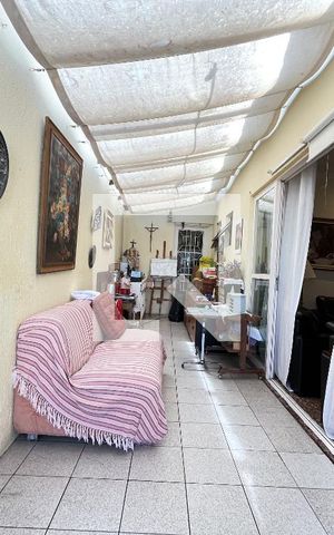 Casa à venda com 250m², 4 quartos e 5 vagas Casa à venda com 250m², 4 quartos e 5 vagasSala