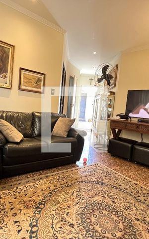 Casa à venda com 250m², 4 quartos e 5 vagas Casa à venda com 250m², 4 quartos e 5 vagasSala