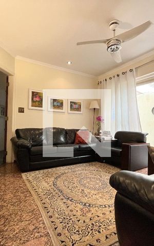 Casa à venda com 250m², 4 quartos e 5 vagas Casa à venda com 250m², 4 quartos e 5 vagasSala