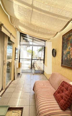 Casa à venda com 250m², 4 quartos e 5 vagas Casa à venda com 250m², 4 quartos e 5 vagasSala