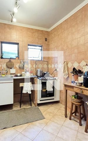 Casa à venda com 250m², 4 quartos e 5 vagas Casa à venda com 250m², 4 quartos e 5 vagasCozinha
