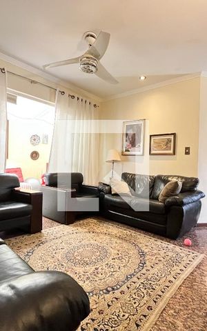 Casa à venda com 250m², 4 quartos e 5 vagas Casa à venda com 250m², 4 quartos e 5 vagasSala