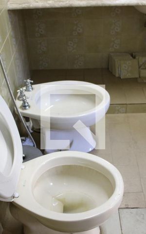 Casa para alugar com 690m², 5 quartos e 7 vagasBanheiro 1