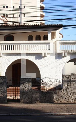 Casa para alugar com 690m², 5 quartos e 7 vagasFachada