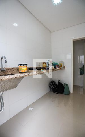 Casa de condomínio para alugar com 320m², 3 quartos e 4 vagas Casa de condomínio para alugar com 320m², 3 quartos e 4 vagasÁrea de serviço
