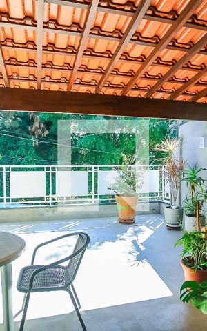 Casa à venda com 131m², 3 quartos e 3 vagas Casa à venda com 131m², 3 quartos e 3 vagasVaranda