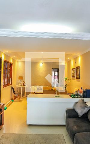 Casa à venda com 131m², 3 quartos e 3 vagas Casa à venda com 131m², 3 quartos e 3 vagasSala