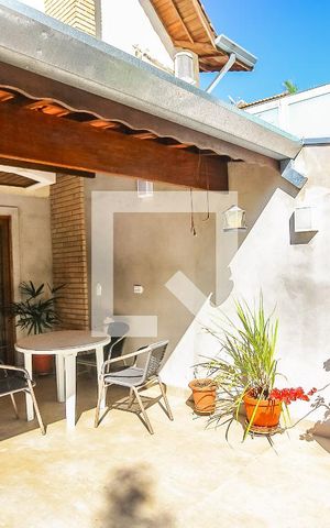 Casa à venda com 131m², 3 quartos e 3 vagas Casa à venda com 131m², 3 quartos e 3 vagasVaranda