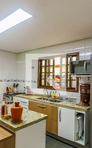 Casa à venda com 131m², 3 quartos e 3 vagas Casa à venda com 131m², 3 quartos e 3 vagasCozinha