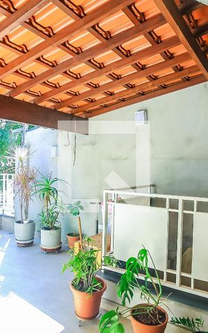 Casa à venda com 131m², 3 quartos e 3 vagas Casa à venda com 131m², 3 quartos e 3 vagasVaranda