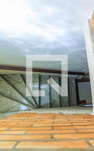 Casa à venda com 131m², 3 quartos e 3 vagas Casa à venda com 131m², 3 quartos e 3 vagasEscada