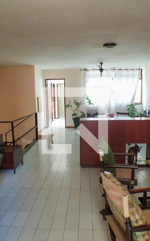 Casa à venda com 260m², 5 quartos e 3 vagas Casa à venda com 260m², 5 quartos e 3 vagasSala