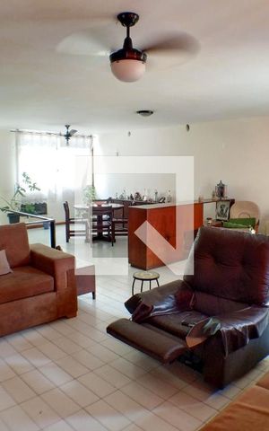 Casa à venda com 260m², 5 quartos e 3 vagas Casa à venda com 260m², 5 quartos e 3 vagasSala