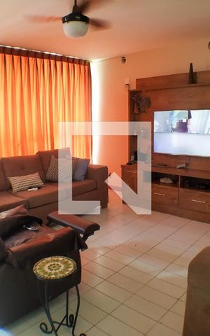 Casa à venda com 260m², 5 quartos e 3 vagas Casa à venda com 260m², 5 quartos e 3 vagasSala