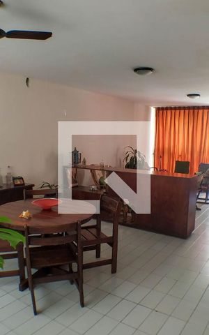 Casa à venda com 260m², 5 quartos e 3 vagas Casa à venda com 260m², 5 quartos e 3 vagasSala