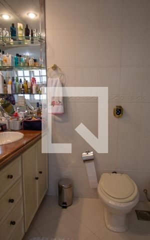 Casa de condomínio à venda com 610m², 5 quartos e 4 vagas Casa de condomínio à venda com 610m², 5 quartos e 4 vagasBanheiro da Suíte 1