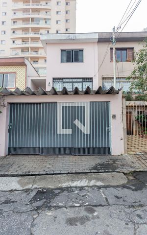 Casa à venda com 173m², 3 quartos e 4 vagas Casa à venda com 173m², 3 quartos e 4 vagasFachada