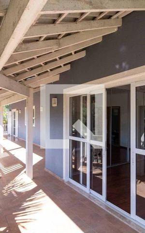 Casa para alugar com 342m², 3 quartos e 3 vagas Casa para alugar com 342m², 3 quartos e 3 vagasSacada