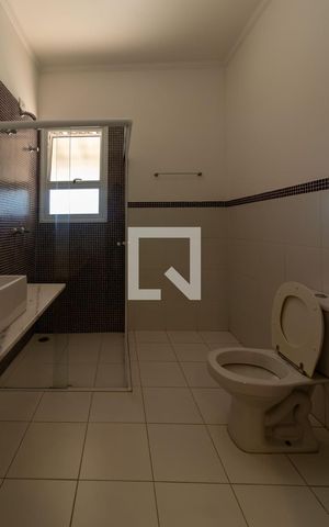 Casa para alugar com 342m², 3 quartos e 3 vagas Casa para alugar com 342m², 3 quartos e 3 vagasBanheiro da Suíte 3
