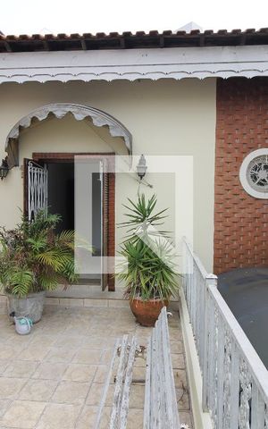 Casa à venda com 200m², 3 quartos e 2 vagasQuarto 1 - Varanda 