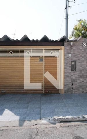 Casa à venda com 220m², 2 quartos e 2 vagas Casa à venda com 220m², 2 quartos e 2 vagasFachada