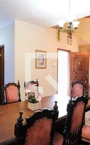 Casa à venda com 350m², 4 quartos e 4 vagasSala