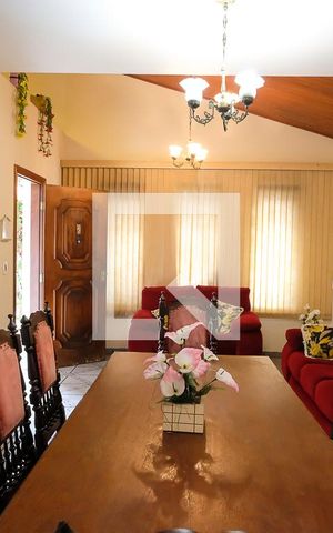 Casa à venda com 350m², 4 quartos e 4 vagasSala