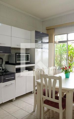 Casa à venda com 350m², 4 quartos e 4 vagasCozinha