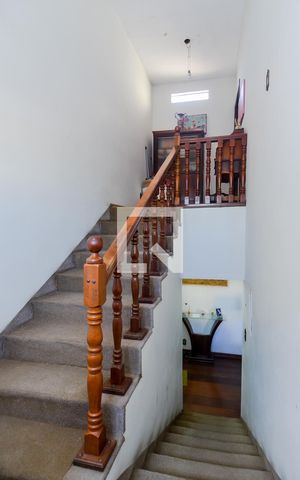 Casa para alugar com 400m², 3 quartos e 2 vagasEscada Sala/Quartos