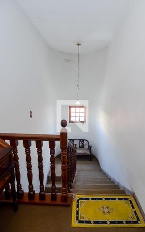 Casa para alugar com 400m², 3 quartos e 2 vagasEscada Sala/Quartos