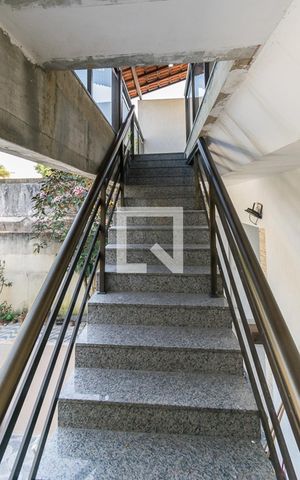 Casa à venda com 200m², 3 quartos e 2 vagas Casa à venda com 200m², 3 quartos e 2 vagasEscada de acesso do imóvel