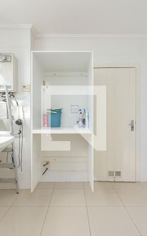 Apartamento à venda com 250m², 3 quartos e 2 vagas Apartamento à venda com 250m², 3 quartos e 2 vagasÁrea de Serviço