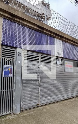 Casa à venda com 248m², 5 quartos e 2 vagas Casa à venda com 248m², 5 quartos e 2 vagasFachada