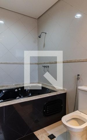 Casa à venda com 248m², 5 quartos e 2 vagas Casa à venda com 248m², 5 quartos e 2 vagasBanheiro da Suíte 1