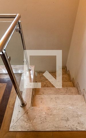 Casa à venda com 248m², 5 quartos e 2 vagas Casa à venda com 248m², 5 quartos e 2 vagasEscada