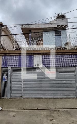 Casa à venda com 248m², 5 quartos e 2 vagas Casa à venda com 248m², 5 quartos e 2 vagasFachada