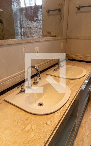 Casa à venda com 248m², 5 quartos e 2 vagas Casa à venda com 248m², 5 quartos e 2 vagasBanheiro da Suíte 1