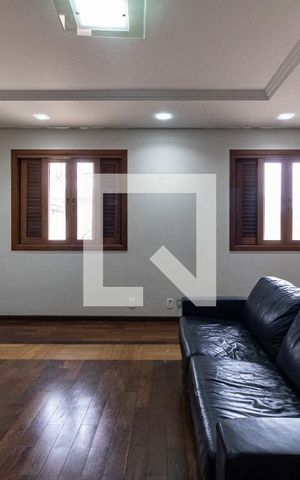 Casa à venda com 248m², 5 quartos e 2 vagas Casa à venda com 248m², 5 quartos e 2 vagasSala