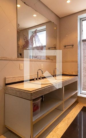 Casa à venda com 248m², 5 quartos e 2 vagas Casa à venda com 248m², 5 quartos e 2 vagasBanheiro da Suíte 1