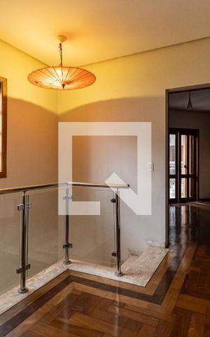 Casa à venda com 248m², 5 quartos e 2 vagas Casa à venda com 248m², 5 quartos e 2 vagasCorredor