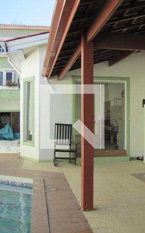 Casa à venda com 272m², 3 quartos e 2 vagasPiscina