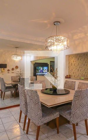 Casa à venda com 229m², 5 quartos e 3 vagas Casa à venda com 229m², 5 quartos e 3 vagasSala