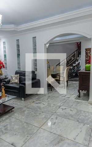 Casa à venda com 591m², 4 quartos e 3 vagasSala