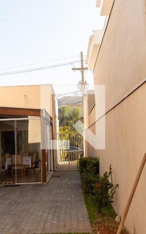 Casa de condomínio à venda com 255m², 3 quartos e 4 vagas Casa de condomínio à venda com 255m², 3 quartos e 4 vagasQuintal